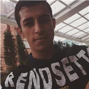 Tutor que imparte asesorías en las áreas de física y matemáticas para estudiantes de bachillerato